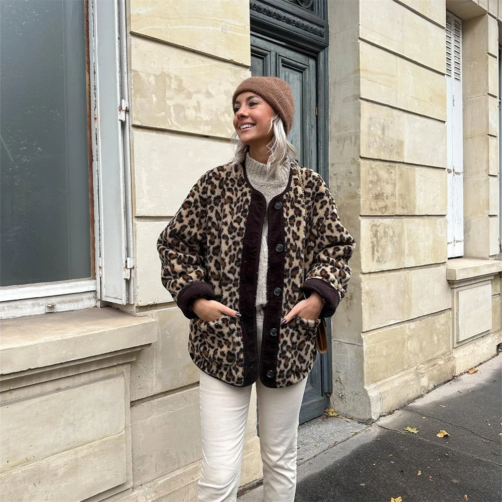 Round neck jacket with leopard print