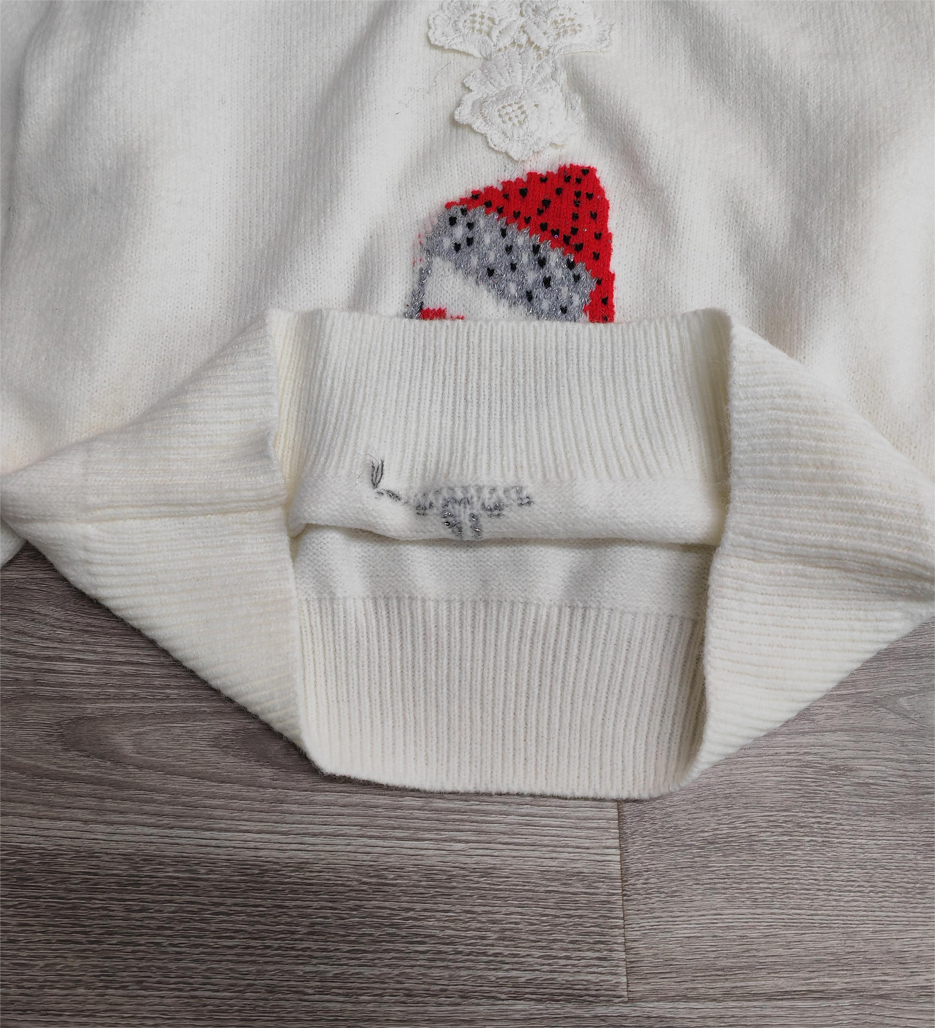 Special Sweater with Round Neckline