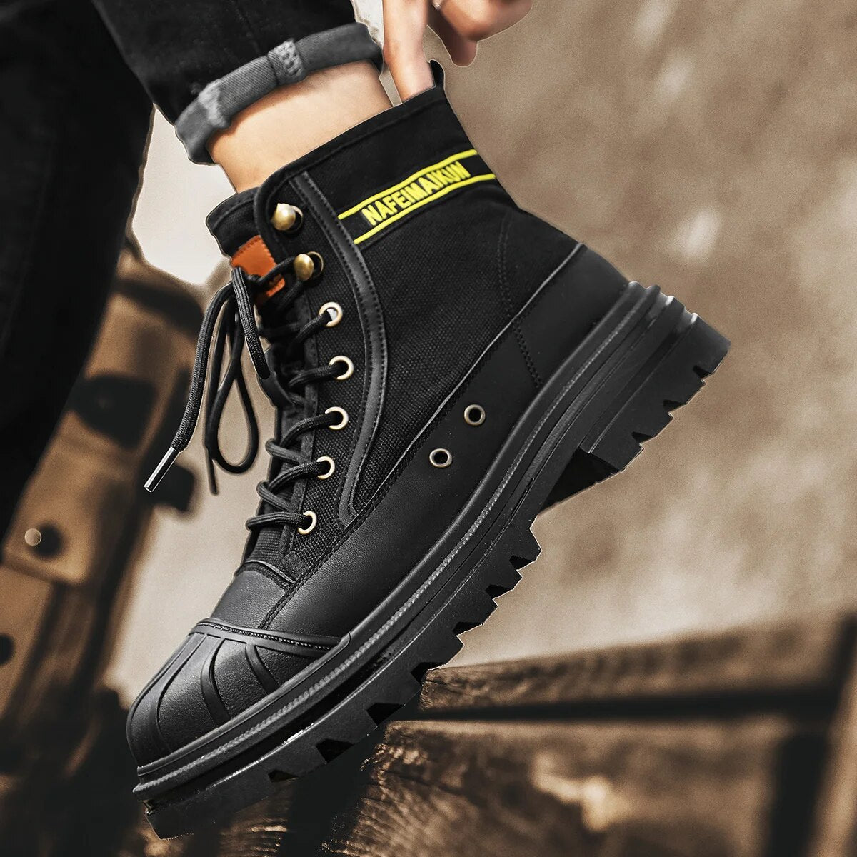 Breathable and robust outdoor boots