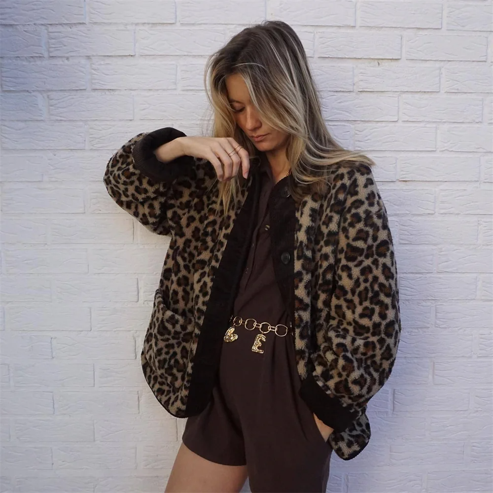 Round neck jacket with leopard print