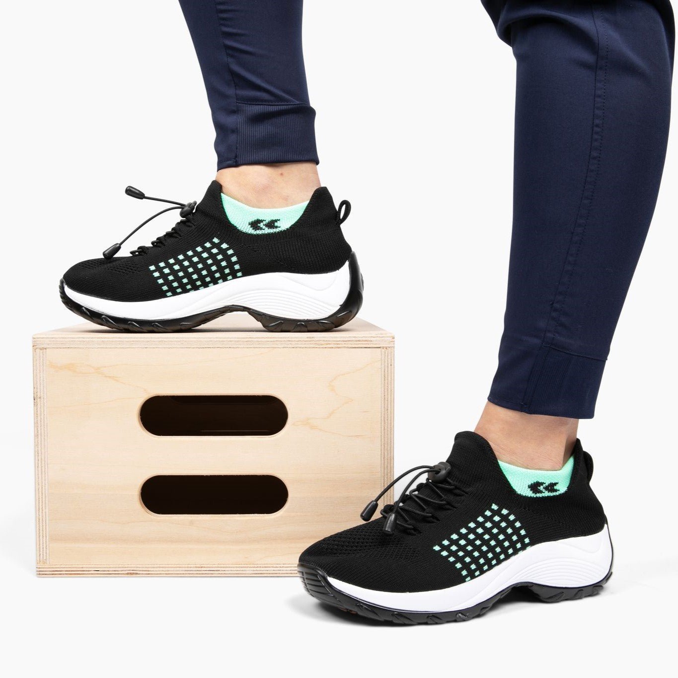 Strech sneakers for women